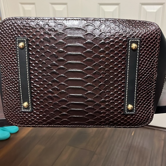 Brown croco Dooney & Burke bucket bag - Picture 3 of 8